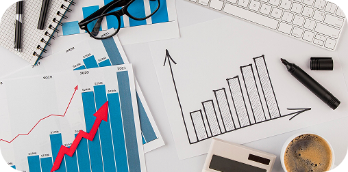 Schreibtisch mit Finanzdiagrammen